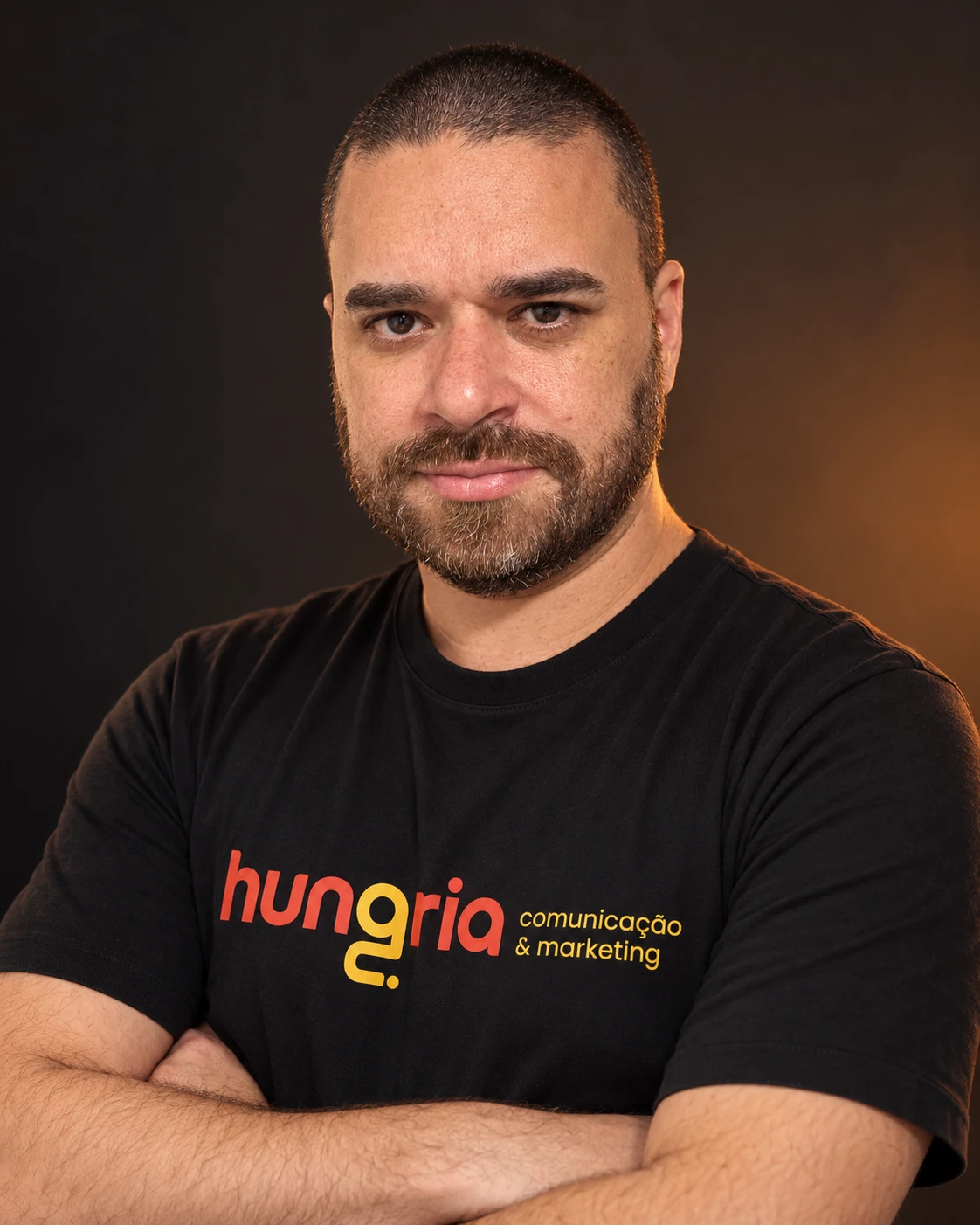 Renato Cavalle, fundador da Agência Hungria, usando camiseta preta com o logotipo da agência.